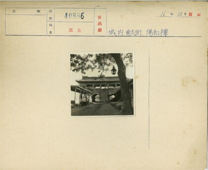 传统拱门下的市井生活.jpg