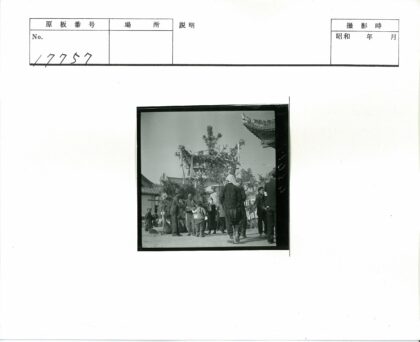 传统拱门下的户外聚会.jpg