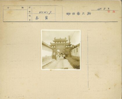 传统拱门下的街景.jpg