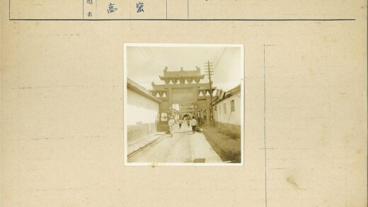 传统拱门下的街景.jpg
