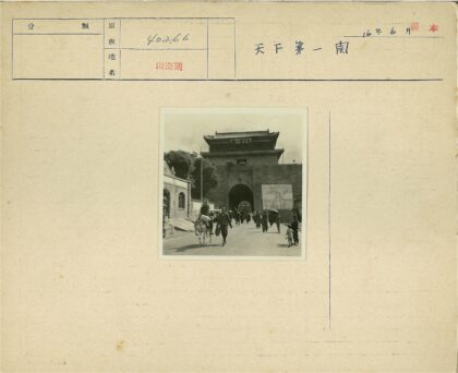 传统拱门建筑与行人驴影.jpg