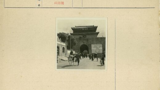 传统拱门建筑与行人驴影.jpg