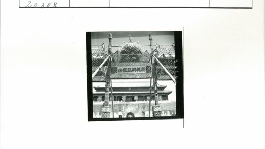 传统拱门建筑入口行人景观.jpg