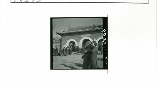 传统拱门装饰雕刻与瓦顶.jpg