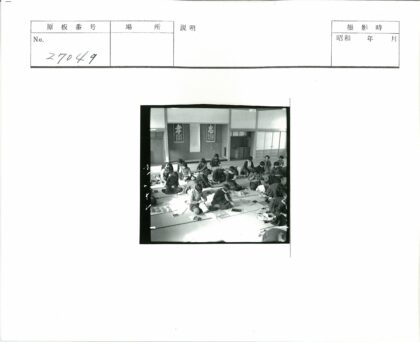 传统教室中的学生活动.jpg