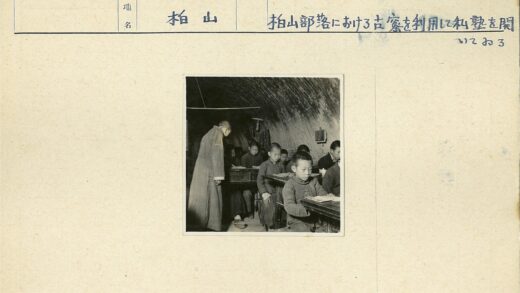 传统教室师生上课场景.jpg