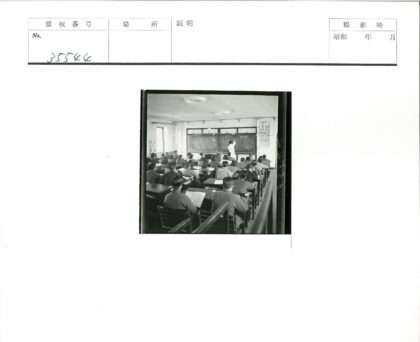 传统教室教学场景.jpg
