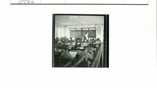 传统教室教学场景.jpg
