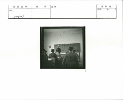 传统教室教学场景.jpg