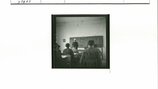 传统教室教学场景.jpg