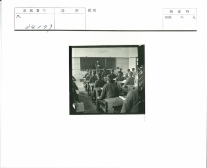 传统教室教学场景.jpg