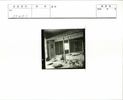 传统日式房间自然光木制平台.jpg