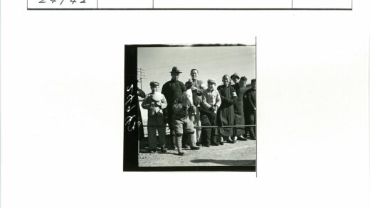 传统服装与帽子的户外集会.jpg