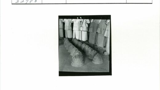 传统服装与手工艺品展示.jpg