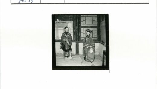 传统服装人体模型与木窗房间.jpg