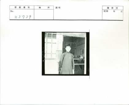 传统服装人物与古建筑入口.jpg