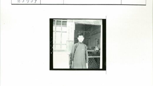 传统服装人物与古建筑入口.jpg