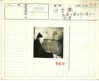 传统服装人物与室内雕像.jpg