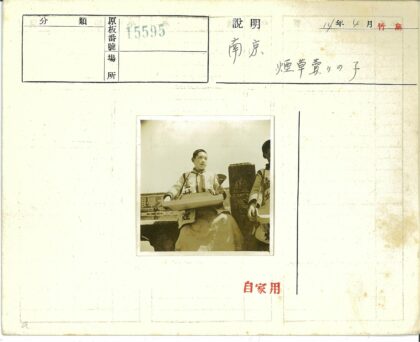 传统服装人物与建筑背景.jpg