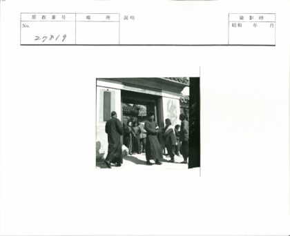 传统服装人物与瓦屋建筑.jpg