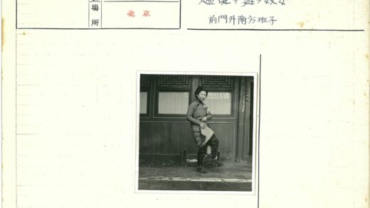 传统服装人物持布站木门前.jpg