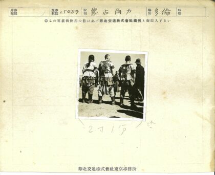 传统服装人物沙漠阳光场景.jpg