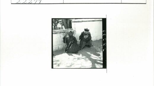 传统服装人物白墙前互动.jpg