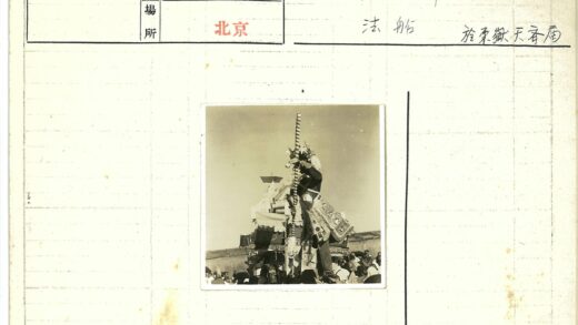 传统服装人物立于装饰建筑上.jpg