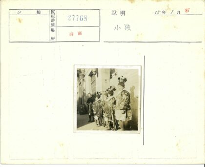 传统服装人物街头展示.jpg