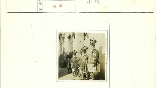 传统服装人物街头展示.jpg