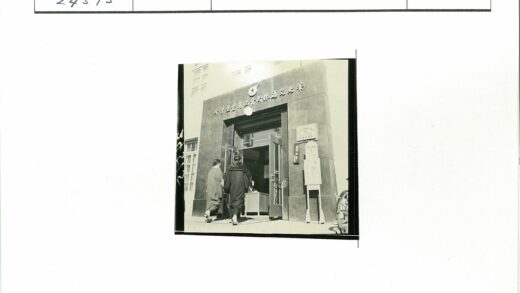 传统服装人物进入日语标志建筑.jpg