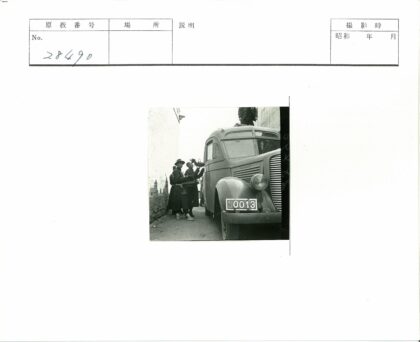传统服装人群与0013老式汽车.jpg