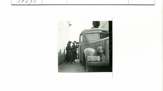 传统服装人群与0013老式汽车.jpg