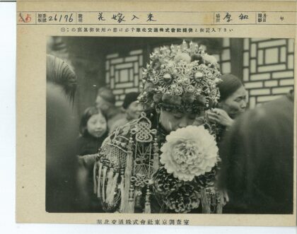 传统服装人群与几何建筑.jpg