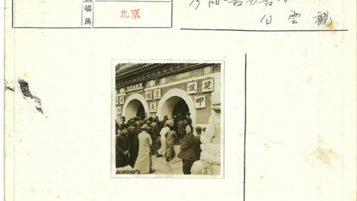 传统服装人群与华丽建筑前的石狮.jpg