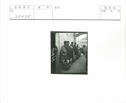 传统服装人群与小狗在石墙边.jpg