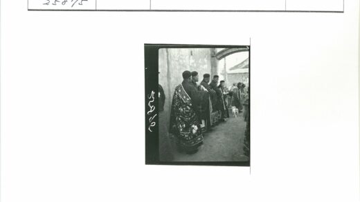传统服装人群与小狗在石墙边.jpg