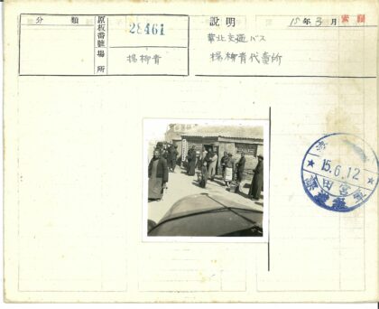 传统服装人群与砖房场景.jpg