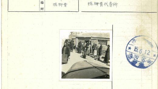 传统服装人群与砖房场景.jpg