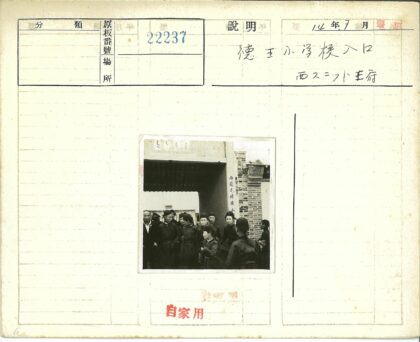 传统服装人群与砖砌建筑.jpg