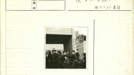 传统服装人群与砖砌建筑.jpg