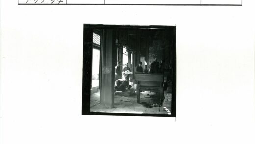 传统服装人群与钢琴室内场景.jpg