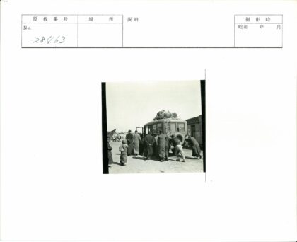 传统服装人群推车街景.jpg
