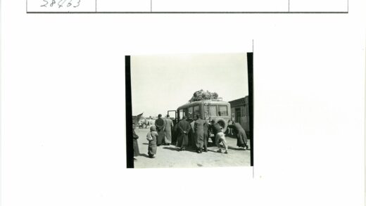 传统服装人群推车街景.jpg