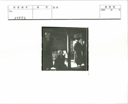 传统服装人群聚集华丽木建筑.jpg