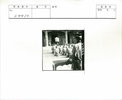传统服装人群跪拜雕刻柱庭院.jpg