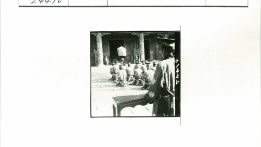 传统服装人群跪拜雕刻柱庭院.jpg