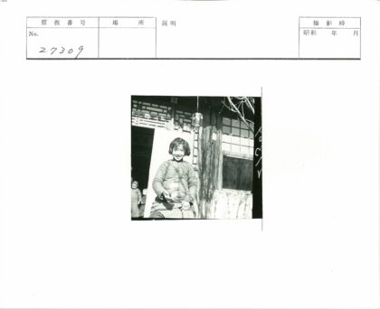 传统服装儿童与木屋灯笼.jpg