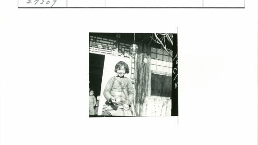 传统服装儿童与木屋灯笼.jpg