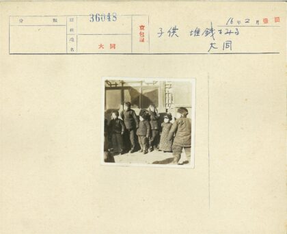 传统服装儿童在古建筑前.jpg